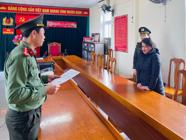 Cơ quan ANĐT tống đạt quyết định khởi tố bị can Trương Thị Mai Ca (Ảnh Công an Hà Tĩnh)