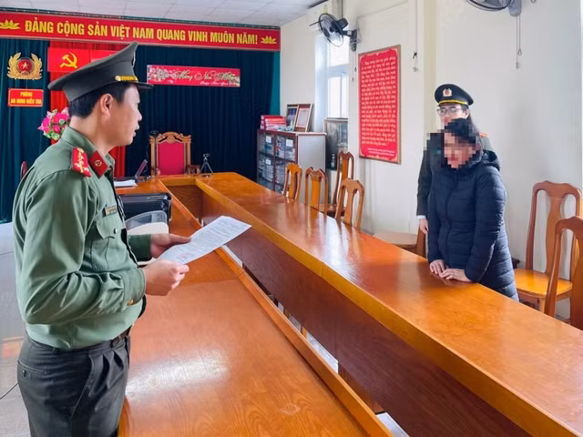 Cơ quan ANĐT tống đạt quyết định khởi tố bị can Trương Thị Mai Ca (Ảnh Công an Hà Tĩnh)