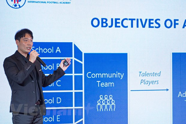 Huấn luyện viên trưởng của Học viện Bóng đá giới thiệu kế hoạch đào tạo cầu thủ trẻ. (Ảnh: Việt Anh/Vietnam+) Huấn luyện viên trưởng của Học viện Bóng đá giới thiệu kế hoạch đào tạo cầu thủ trẻ. (Ảnh: Việt Anh/Vietnam+)