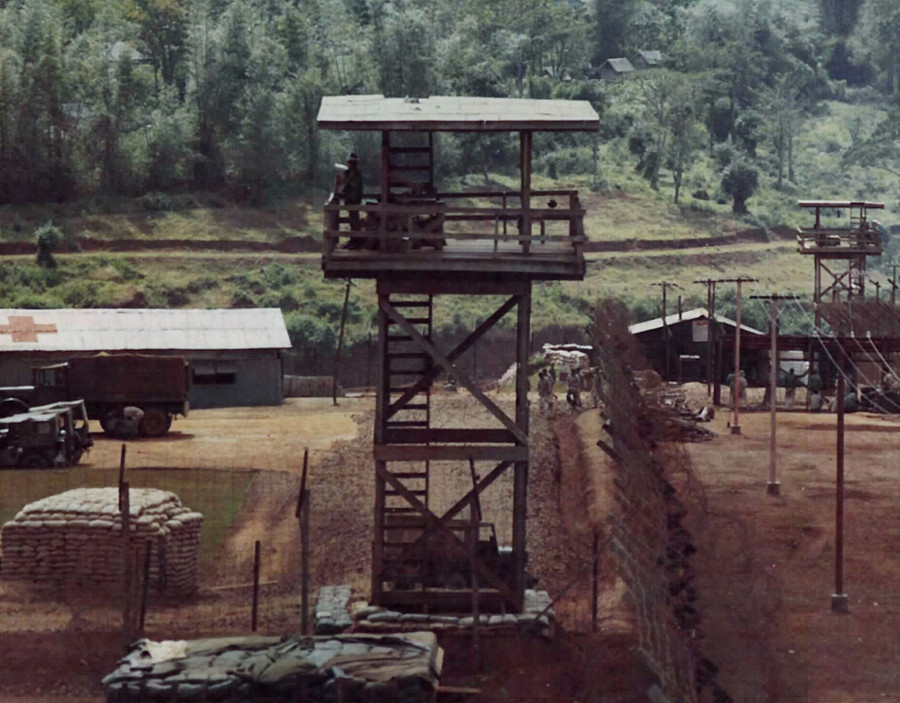 Một chòi canh ở Trại giam tù binh Pleiku, năm 1968. Ảnh tư liệu, NQT sưu tầm Một chòi canh ở Trại giam tù binh Pleiku, năm 1968. Ảnh tư liệu, NQT sưu tầm