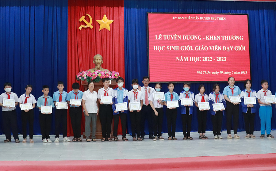 Hội Khuyến học huyện Phú Thiện khen thưởng các em học sinh đạt thành tích cao trong học tập năm học 2022-2023. Ảnh: V.C Hội Khuyến học huyện Phú Thiện khen thưởng các em học sinh đạt thành tích cao trong học tập năm học 2022-2023. Ảnh: V.C