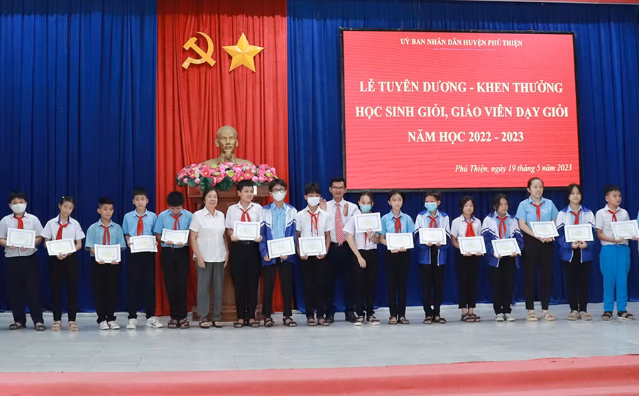 Hội Khuyến học huyện Phú Thiện khen thưởng các em học sinh đạt thành tích cao trong học tập năm học 2022-2023. Ảnh: V.C Hội Khuyến học huyện Phú Thiện khen thưởng các em học sinh đạt thành tích cao trong học tập năm học 2022-2023. Ảnh: V.C