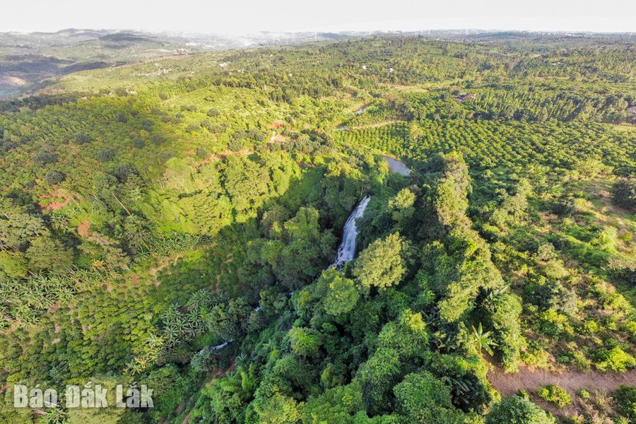 Thác Ea Brơ giữa cao nguyên đại ngàn.