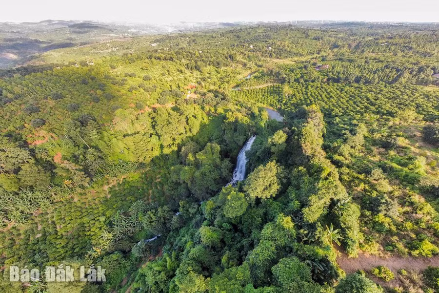 Thác Ea Brơ giữa cao nguyên đại ngàn.
