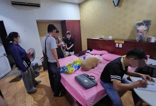 Các đối tượng bị bắt quả tang. Ảnh: CACC