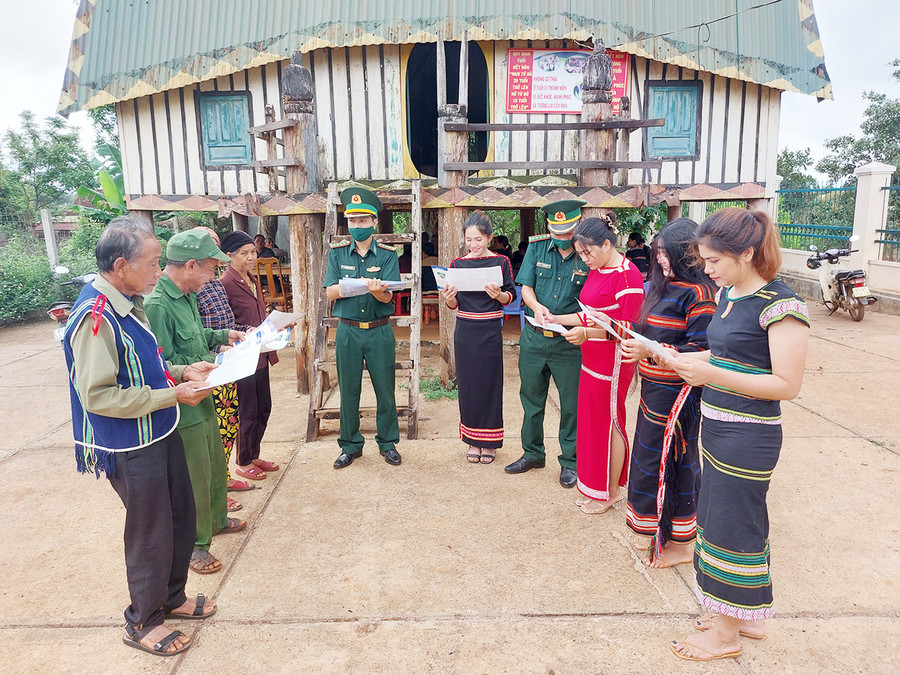 Nhờ biết tiếng đồng bào dân tộc thiểu số nên cán bộ, chiến sĩ Biên phòng gặp nhiều thuận lợi trong công tác tuyên truyền, vận động người dân. Ảnh: V.H