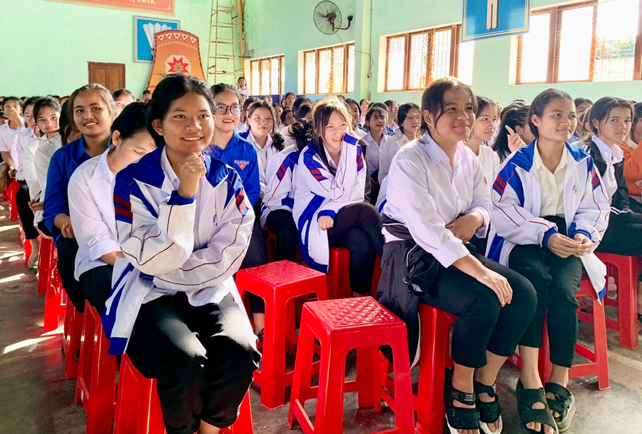 Vấn đề truyền thông giáo dục sức khỏe sinh sản vị thành niên giúp các em học sinh có kiến thức, kỹ năng cần thiết và biết cách ứng xử, lựa chọn hành động phù hợp khi đang ở độ tuổi vị thành niên. Ảnh: Như Nguyện Vấn đề truyền thông giáo dục sức khỏe sinh sản vị thành niên giúp các em học sinh có kiến thức, kỹ năng cần thiết và biết cách ứng xử, lựa chọn hành động phù hợp khi đang ở độ tuổi vị thành niên. Ảnh: Như Nguyện