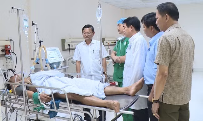 Lãnh đạo tỉnh Bình Định thăm hỏi nạn nhân vụ cháy cảng cá Quy Nhơn. Ảnh: K.A