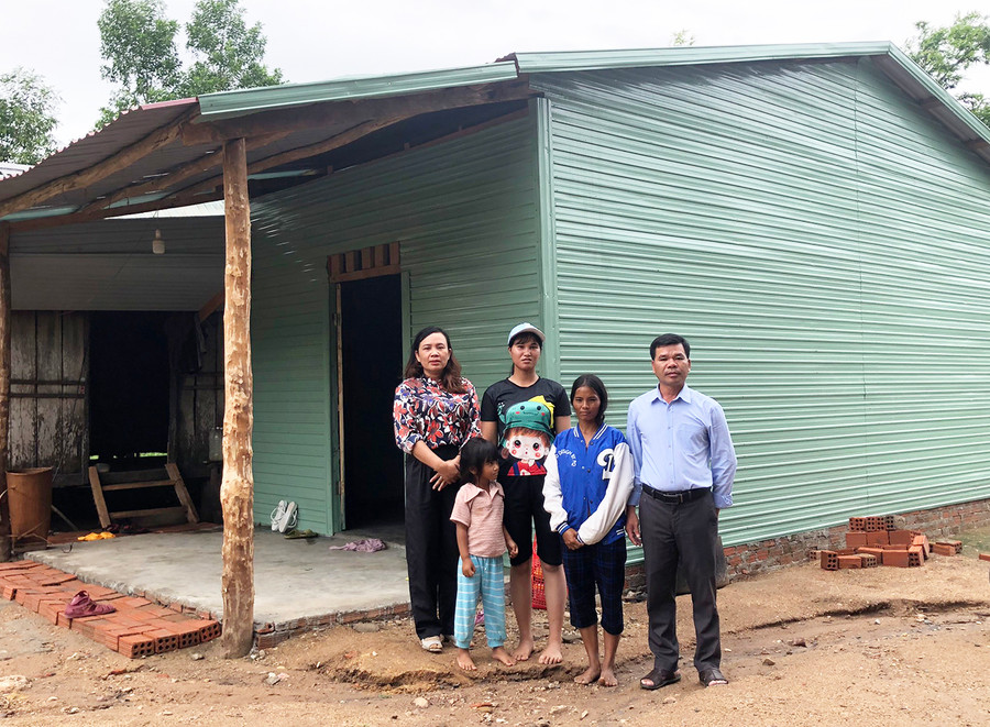 Lãnh đạo xã Đak Song bàn giao nhà cho bà Đinh Thị Tem (thứ 2 từ phải sang, làng Kte-Kchăng). Ảnh: N.S Lãnh đạo xã Đak Song bàn giao nhà cho bà Đinh Thị Tem (thứ 2 từ phải sang, làng Kte-Kchăng). Ảnh: N.S