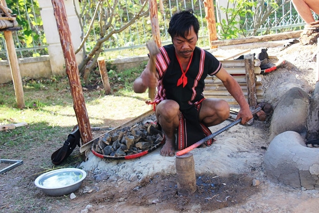 Nghệ nhân A Nêu đang tạo ra các sản phẩm từ sắt. Ảnh: Thanh Hòa/baothanhtra Nghệ nhân A Nêu đang tạo ra các sản phẩm từ sắt. Ảnh: Thanh Hòa/baothanhtra