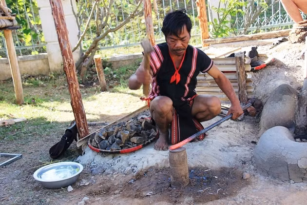 Nghệ nhân A Nêu đang tạo ra các sản phẩm từ sắt. Ảnh: Thanh Hòa/baothanhtra