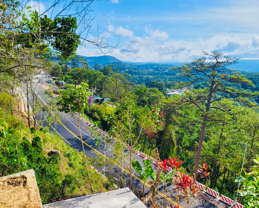 Dịp Tết Nguyên đán 2024, tuyến đường đèo Prenn thông xe để phục vụ việc đi lại của người dân và du khách.
