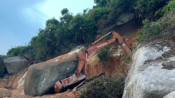 Hiện trường xe đào bị tảng đá lớn đè bẹp Hiện trường xe đào bị tảng đá lớn đè bẹp