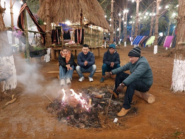 Du khách trải nghiệm Không gian văn hóa Thiên đường Tây Nguyên tại thị trấn Măng Đen, huyện Kon Plông, tỉnh Kon Tum) với nhiều vật dụng gắn với đời sống thường ngày của người dân tộc thiểu số nơi đây. (Ảnh: Khoa Chương/TTXVN)