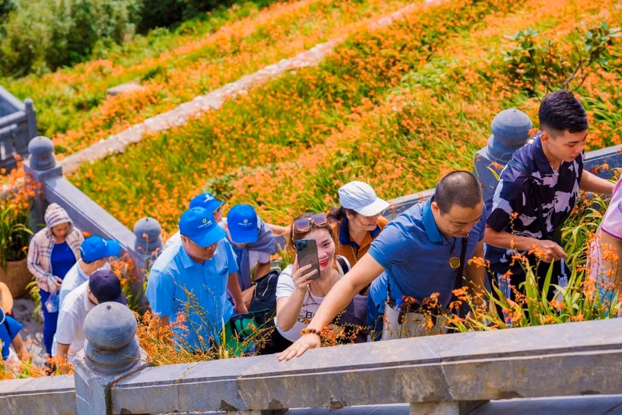 Tháng 8 là thời điểm đẹp cho hoạt động săn mây, vãn cảnh của du khách