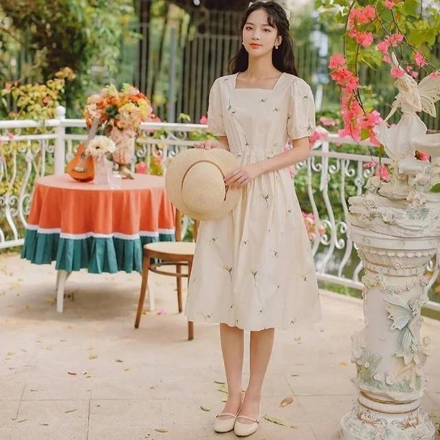 Otome Kei có trang phục mang đậm nét cổ điển và lãng mạn, với các yếu tố như váy xòe, áo sơ mi, áo dài suông, váy hoa và váy ren. Màu sắc chủ đạo là các tông màu nhạt như hồng nhạt, xanh dương nhạt, kem và trắng. Các phụ kiện nữ tính đóng vai trò quan trọng trong phong cách này. Ảnh: DH GATE