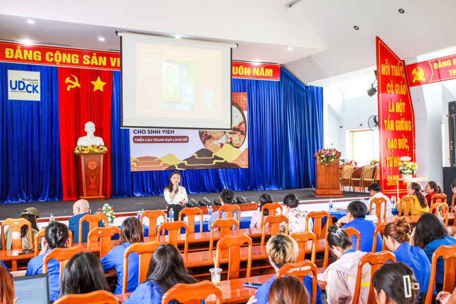 Họa sĩ Kiều Đăng - Công ty du lịch Làng Hồ Tourist thuyết trình về tranh gạo cho sinh viên. Ảnh: HT