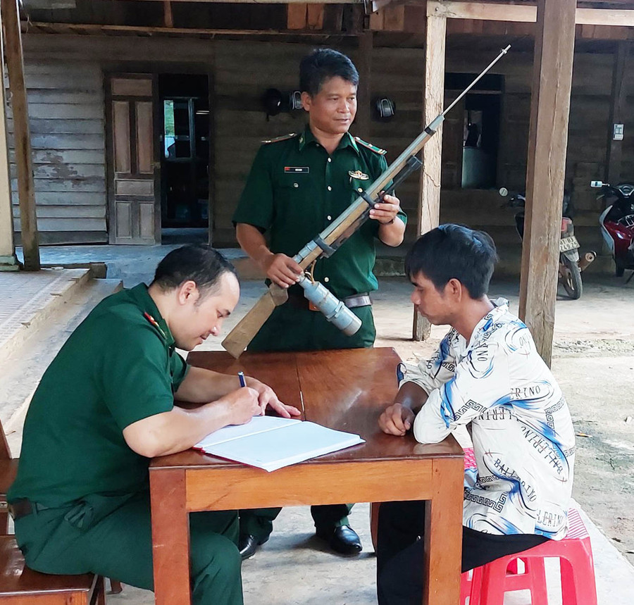 Cán bộ Đồn Biên phòng Ia Púch (huyện Chư Prông) tiếp nhận súng tự chế do người dân giao nộp. Ảnh: V.H