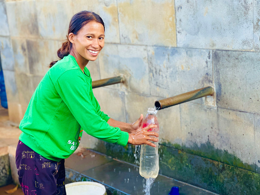 Dòng nước trong vắt từ mạch ngầm, khe núi chảy về phía đầu làng Ốp (phường Hoa Lư). Ảnh: Trần Dung Dòng nước trong vắt từ mạch ngầm, khe núi chảy về phía đầu làng Ốp (phường Hoa Lư). Ảnh: Trần Dung