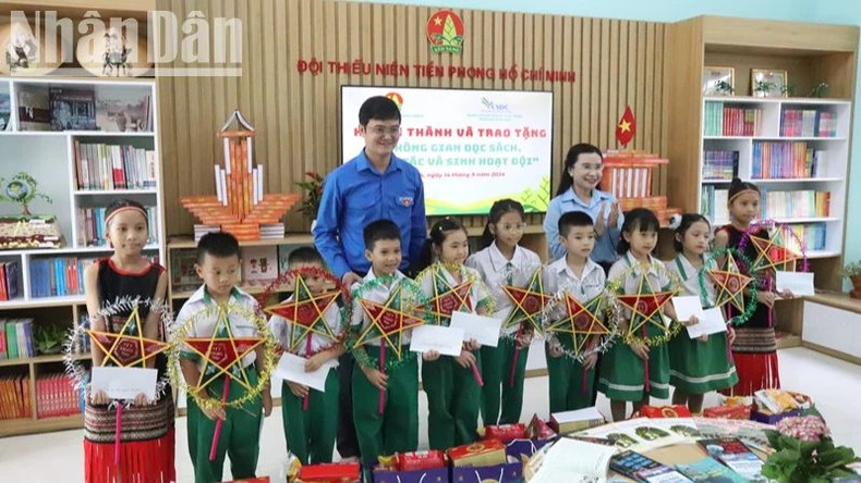 Anh Bùi Quang Huy, Bí thư thứ nhất Trung ương Đoàn và chị Nguyễn Phạm Duy Trang, Bí thư Trung ương Đoàn, Chủ tịch Hội đồng Đội Trung ương trao học bổng và tặng quà cho các cháu học sinh Trường Tiểu học Võ Thị Sáu. Anh Bùi Quang Huy, Bí thư thứ nhất Trung ương Đoàn và chị Nguyễn Phạm Duy Trang, Bí thư Trung ương Đoàn, Chủ tịch Hội đồng Đội Trung ương trao học bổng và tặng quà cho các cháu học sinh Trường Tiểu học Võ Thị Sáu.