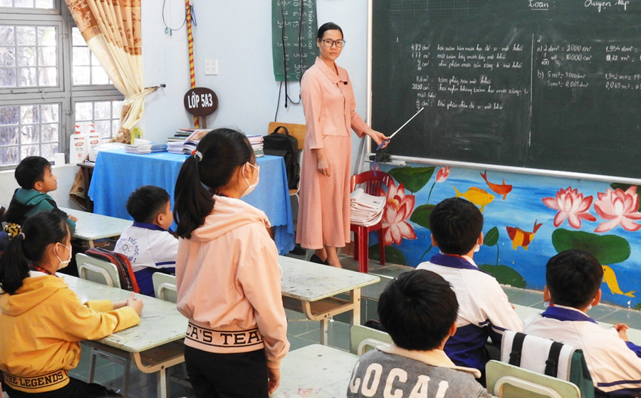 Giáo viên Trường Tiểu học thị trấn Kon Dơng trong giờ lên lớp. Ảnh: Thanh Nhật Giáo viên Trường Tiểu học thị trấn Kon Dơng trong giờ lên lớp. Ảnh: Thanh Nhật