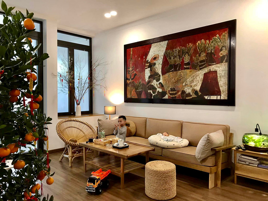 Phòng khách của gia đình anh Phạm Hùng được tôn lên vẻ ấm cúng, sang trọng nhờ một tác phẩm hội họa. Ảnh: Phương Duyên