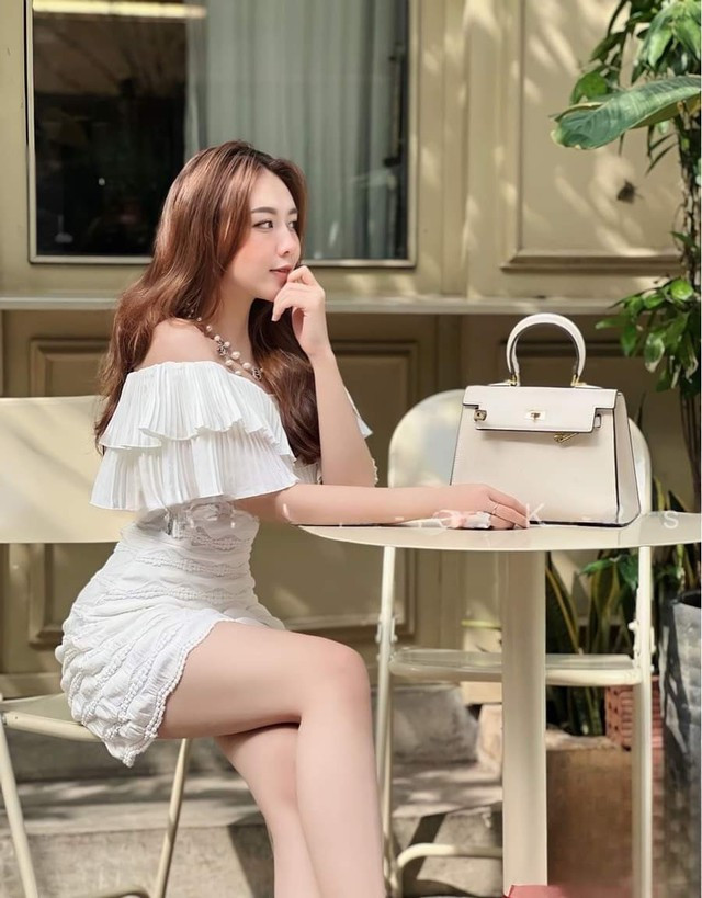 Váy trễ vai xếp ly tầng bèo mang đến nét tinh khôi, trong trẻo cho phái nữ, rất hợp để diện đến quán cà phê và tạo ra những bức ảnh &quot;sống ảo&quot; xinh lung linh