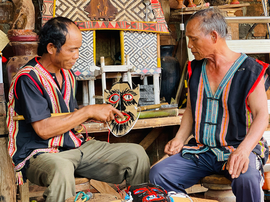 Anh Kpuih Or (bìa trái, làng Nẻh Xo) học cách làm mặt nạ từ ông Kpuih Kring. Ảnh: Trần Dung Anh Kpuih Or (bìa trái, làng Nẻh Xo) học cách làm mặt nạ từ ông Kpuih Kring. Ảnh: Trần Dung