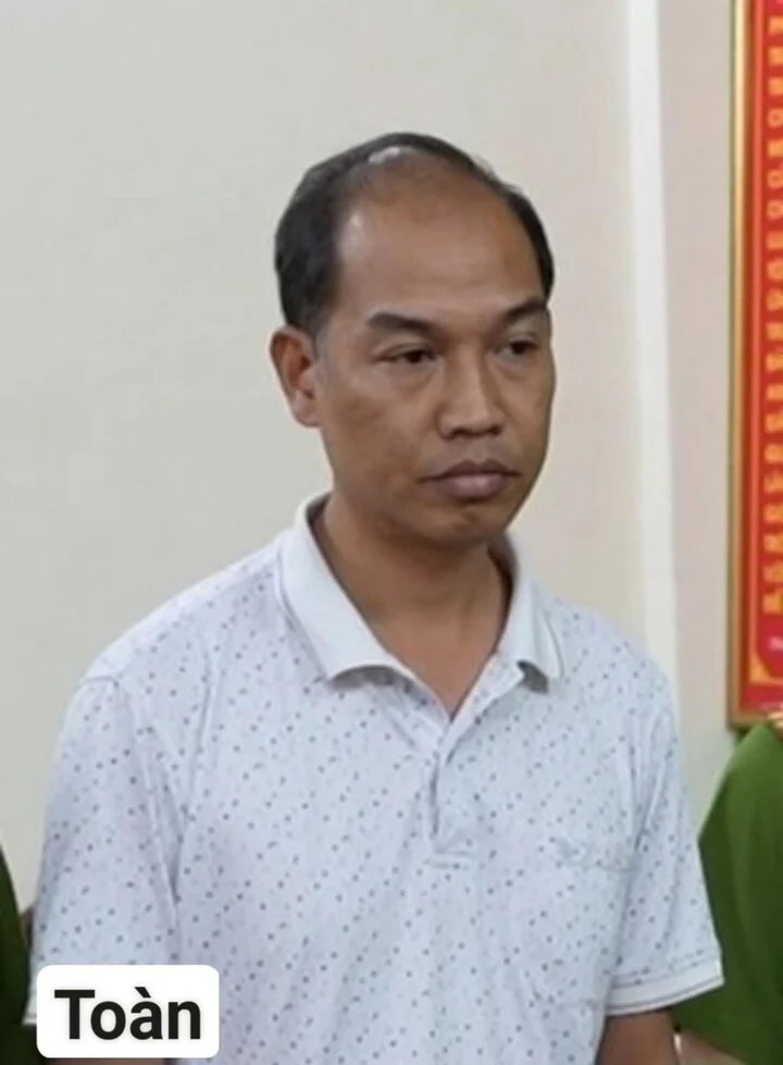 Nguyễn Sỹ Toàn tại cơ quan công an.