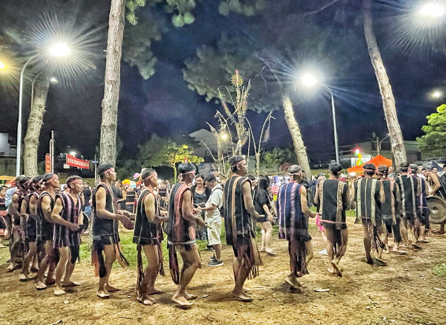Đội cồng chiêng làng Mrông Yố (xã Ia Ka, huyện Chư Pah) trình diễn tại chương trình “Cồng chiêng cuối tuần-Thưởng thức và trải nghiệm” tại Quảng trường Đại Đoàn Kết (TP. Pleiku). Ảnh: Hoàng Ngọc