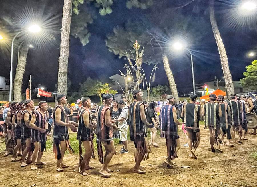 Đội cồng chiêng làng Mrông Yố (xã Ia Ka, huyện Chư Pah) trình diễn tại chương trình “Cồng chiêng cuối tuần-Thưởng thức và trải nghiệm” tại Quảng trường Đại Đoàn Kết (TP. Pleiku). Ảnh: Hoàng Ngọc Đội cồng chiêng làng Mrông Yố (xã Ia Ka, huyện Chư Pah) trình diễn tại chương trình “Cồng chiêng cuối tuần-Thưởng thức và trải nghiệm” tại Quảng trường Đại Đoàn Kết (TP. Pleiku). Ảnh: Hoàng Ngọc
