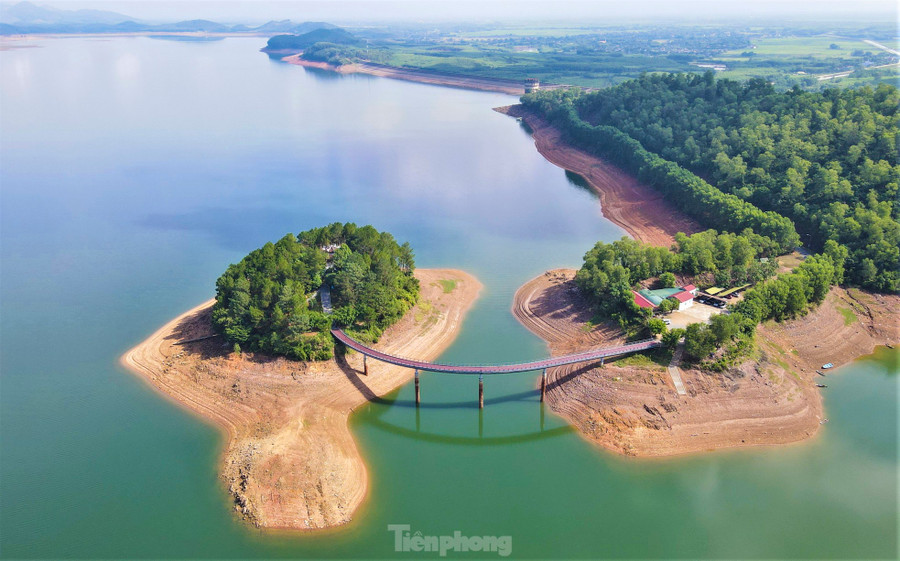 Khu vực lòng hồ Kẻ Gỗ ngoài việc được biết đến từng là chiến trường ác liệt trong thời kỳ kháng chiến chống Mỹ, nơi đây hiện còn có đền thờ cố Tổng Bí thư Lê Duẩn.