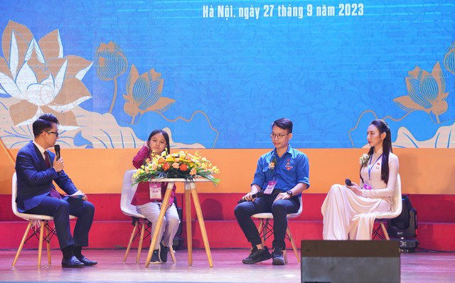 Tuyên dương 420 thanh niên tiên tiến làm theo lời Bác toàn quốc - Ảnh 3. Các đại biểu giao lưu tại buổi lễ. Ảnh: NGỌC THẮNG