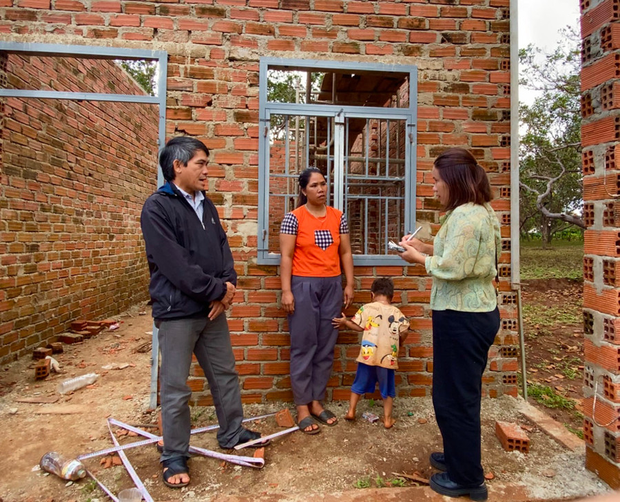 Chị Kpuih Vị (thứ 2 từ trái sang; trú tại làng Lang, xã Ia Dơk, huyện Đức Cơ) đứng bên ngôi nhà đang xây dở của mình. Ảnh: Hà Duy Chị Kpuih Vị (thứ 2 từ trái sang; trú tại làng Lang, xã Ia Dơk, huyện Đức Cơ) đứng bên ngôi nhà đang xây dở của mình. Ảnh: Hà Duy