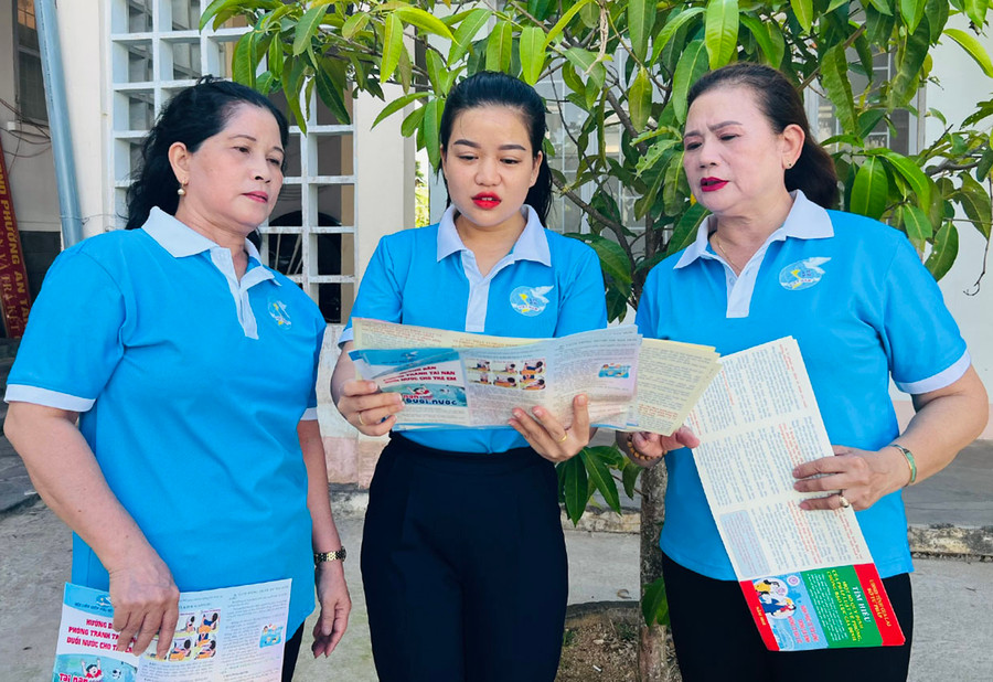 Cán bộ Hội Liên hiệp phụ nữ phường An Tân thông tin đến hội viên các chủ trương, nguồn vốn vay phát triển kinh tế. Ảnh: N.H