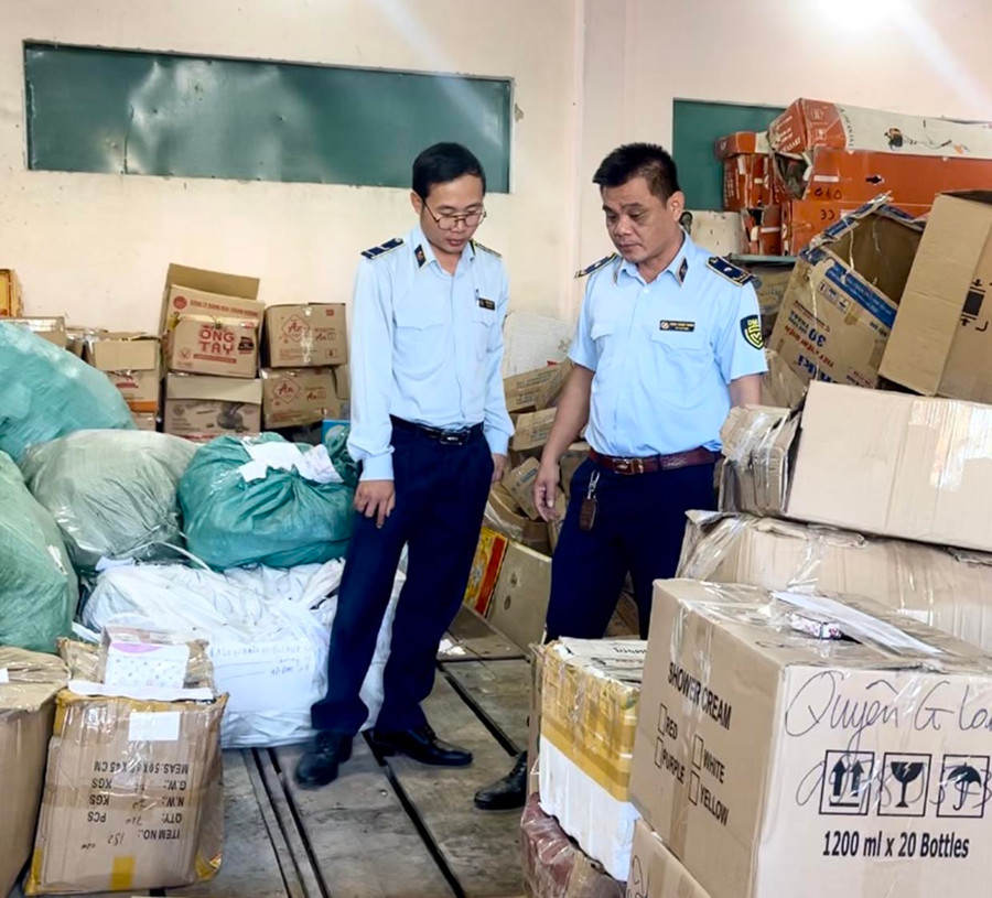 Hàng hóa bán qua hình thức livestream chủ yếu là quần áo, giày dép, mỹ phẩm, đồng hồ, túi xách. Ảnh: Vũ Thảo Hàng hóa bán qua hình thức livestream chủ yếu là quần áo, giày dép, mỹ phẩm, đồng hồ, túi xách. Ảnh: Vũ Thảo