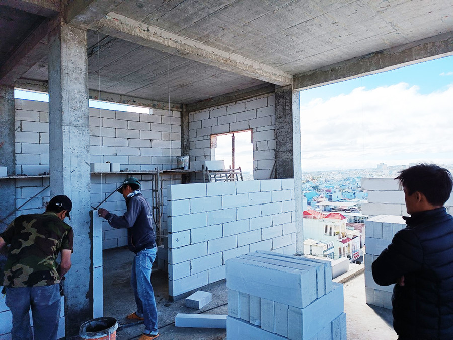 Đội ngũ kỹ sư của Công ty giám sát thợ thi công nhà bằng gạch bê tông nhẹ khí chưng áp. Ảnh: T.T Đội ngũ kỹ sư của Công ty giám sát thợ thi công nhà bằng gạch bê tông nhẹ khí chưng áp. Ảnh: T.T