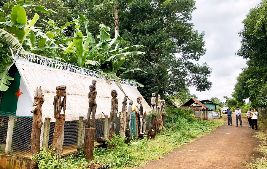 Du khách tham quan Khu nhà mồ làng Kép, xã Ia Mơ Nông. Ảnh: Lê Nam Du khách tham quan Khu nhà mồ làng Kép, xã Ia Mơ Nông. Ảnh: Lê Nam