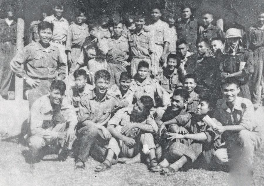 Anh hùng Lê Công Khai (hàng ngồi, thứ 3 từ phải sang) và đồng đội. Ảnh tư liệu N.Q.T sưu tầm Anh hùng Lê Công Khai (hàng ngồi, thứ 3 từ phải sang) và đồng đội. Ảnh tư liệu N.Q.T sưu tầm