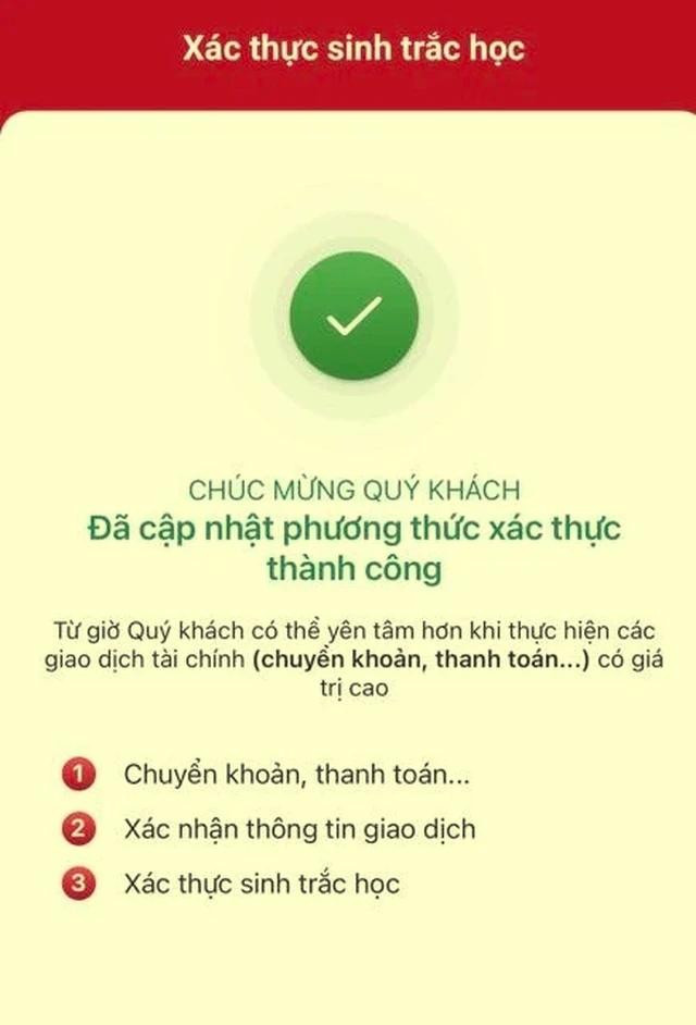 Nhiều người cho biết, trong ngày 1.7, niềm vui lớn nhất là khi cập nhật phương thức xác thực thành sinh trắc học thành công. Ảnh THANH NAM
