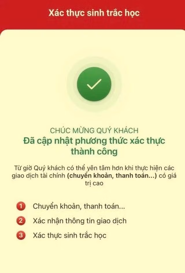 Nhiều người cho biết, trong ngày 1.7, niềm vui lớn nhất là khi cập nhật phương thức xác thực thành sinh trắc học thành công. Ảnh THANH NAM