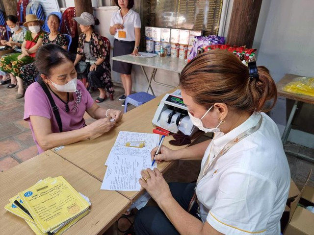 Công dân Việt Nam từ đủ 75 tuổi mà không hưởng lương hưu hoặc trợ cấp BHXH hằng tháng, thì được hưởng trợ cấp hưu trí xã hội.