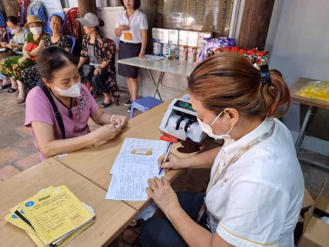 Công dân Việt Nam từ đủ 75 tuổi mà không hưởng lương hưu hoặc trợ cấp BHXH hằng tháng, thì được hưởng trợ cấp hưu trí xã hội.