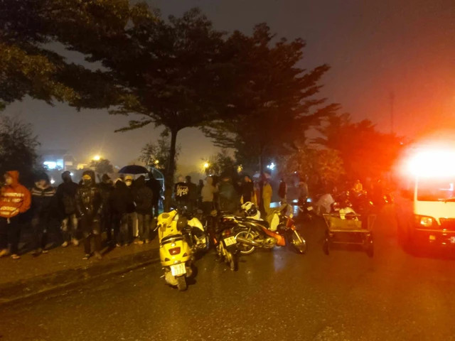 Rất đông người dân đến quan sát cơ quan chức năng khám nghiệm hiện trường