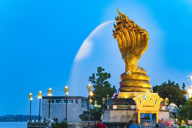 Đài tưởng niệm Thần rắn Naga là bức tượng bằng đồng tinh xảo của Thần rắn Naga bảy đầu. (Ảnh: Tổng cục Du lịch Thái Lan) Đài tưởng niệm Thần rắn Naga là bức tượng bằng đồng tinh xảo của Thần rắn Naga bảy đầu. (Ảnh: Tổng cục Du lịch Thái Lan)