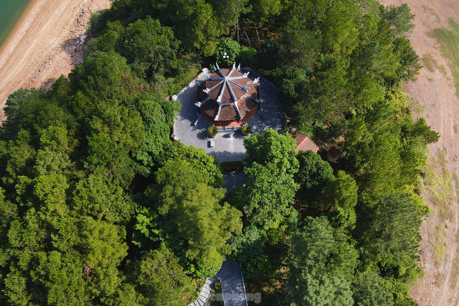 Ngôi đền tọa lạc trên một hòn đảo nhỏ ngay giữa lòng hồ Kẻ Gỗ, xã Cẩm Mỹ, huyện Cẩm Xuyên. Khuôn viên có diện tích 320 m2, quay về hướng Tây Bắc.