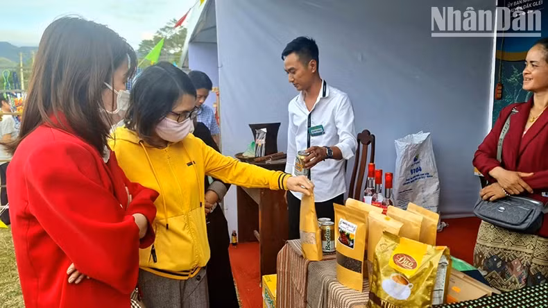 Đây là năm đầu tiên Chợ phiên có sự tham gia gian hàng, trưng bày, giới thiệu sản phẩm của xã Xan Xay, huyện Attapeu, Lào.