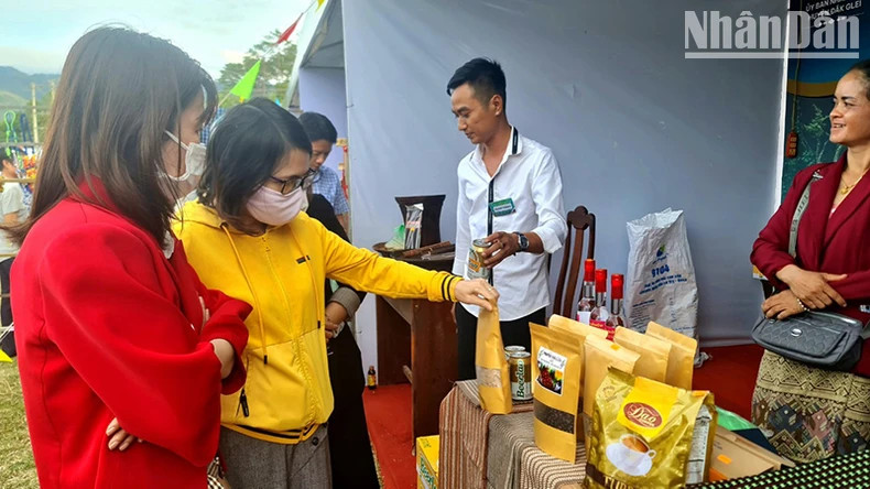 Đây là năm đầu tiên Chợ phiên có sự tham gia gian hàng, trưng bày, giới thiệu sản phẩm của xã Xan Xay, huyện Attapeu, Lào. Đây là năm đầu tiên Chợ phiên có sự tham gia gian hàng, trưng bày, giới thiệu sản phẩm của xã Xan Xay, huyện Attapeu, Lào.
