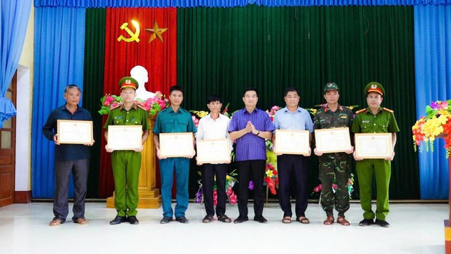 Lãnh đạo huyện Văn Yên trao bằng khen biểu dương các tập thể, cá nhân. Lãnh đạo huyện Văn Yên trao bằng khen biểu dương các tập thể, cá nhân.