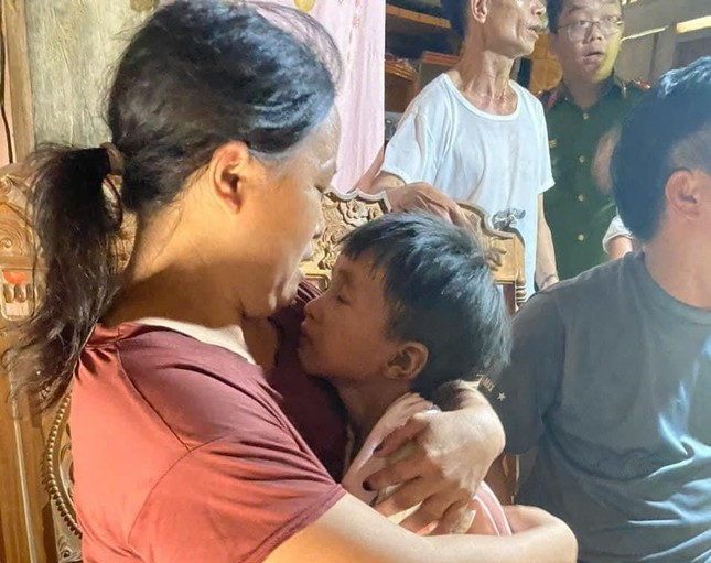 Chị Phái xúc động không tin khi gặp lại cháu Lâm. Chị Phái xúc động không tin khi gặp lại cháu Lâm.